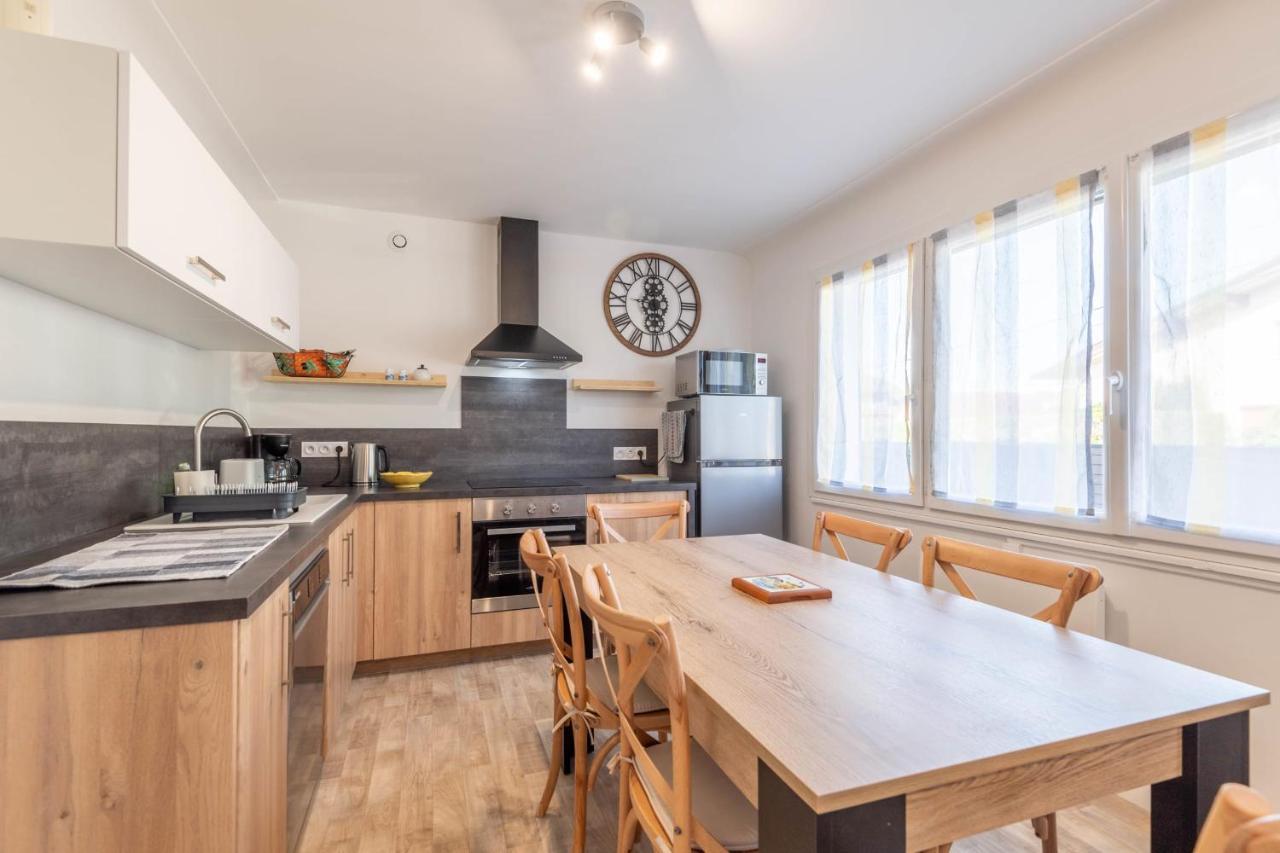 Ideally Located Furnished Townhouse With 3 Bedrooms Parking & Garden Annecy Luaran gambar