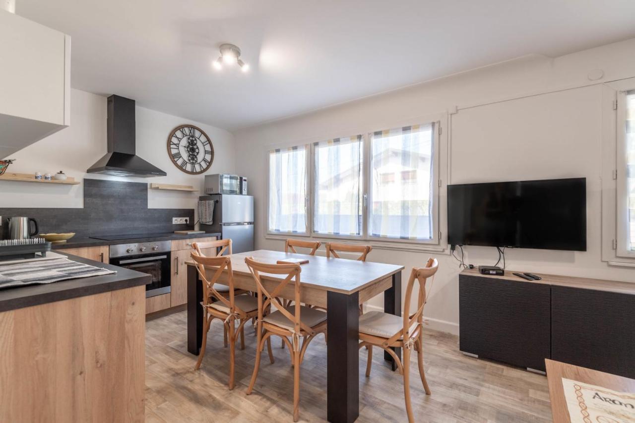 Ideally Located Furnished Townhouse With 3 Bedrooms Parking & Garden Annecy Luaran gambar