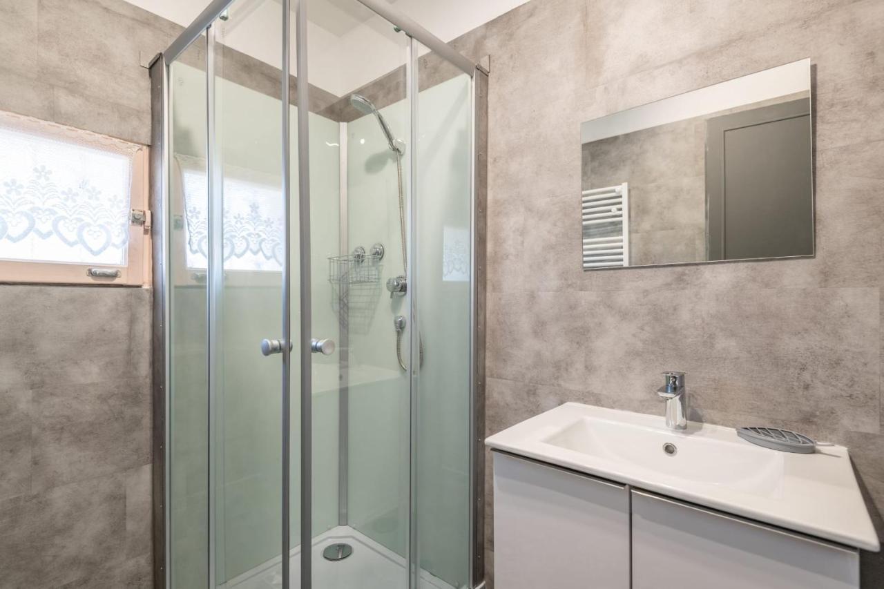 Ideally Located Furnished Townhouse With 3 Bedrooms Parking & Garden Annecy Luaran gambar